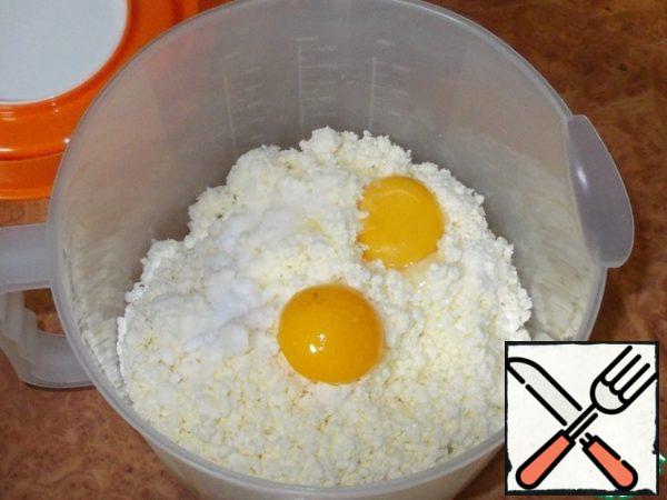 In a bowl, mix the cottage cheese, egg yolks, vegetable oil, soda and salt. Salt can be added more or less to your liking. But before douliana the curd will cool a little cheese, try and after that it needs more salt. Tasting a chilled product gives an objective taste compared to a hot product...