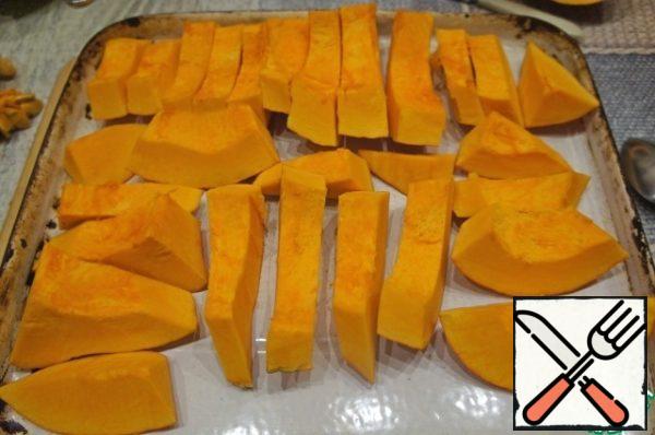 A small pumpkin (here is since forgotten weigh) wash, cut into on slices, not clearing from peel, to place on a baking sheet and put in hot the oven on 20-25 minutes. Can top cover with foil to keep the pumpkin not overly dried up. Remove the pumpkin from the oven and leave to cool.