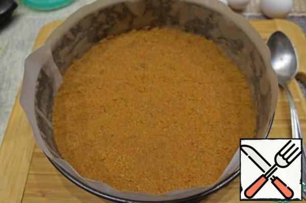 Put the mixture into a mold and tamp it with your hands.
