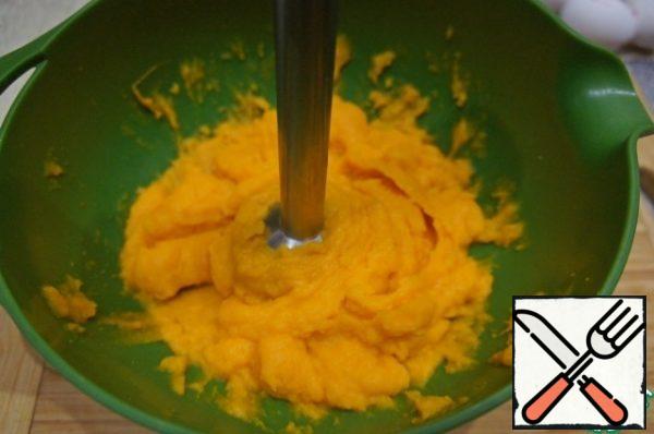 Peel the pulp of the cooled pumpkin and whisk it with an immersion blender into a puree.
