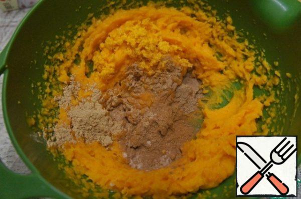 Prepare the products for the filling. The oven to include at 200*C.
Whisk cream until stable peaks. In pumpkin puree add sugar, spices, salt and orange zest. Mix everything thoroughly.