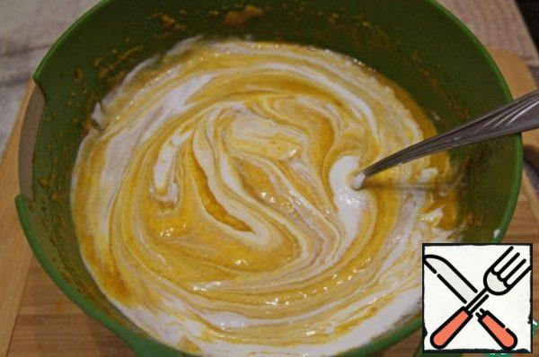 Continuing to beat with a mixer at low speed, gradually add the whipped cream.
