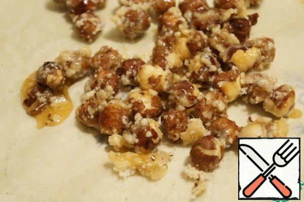 In a pan fry the hazelnuts, add the same amount of sugar. When the sugar turns into caramel, put the contents of the pan onto the paper. As it cools, grind everything into crumbs.