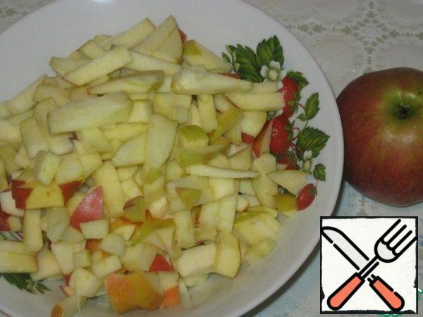Wash the apples, remove the core. Ideally, take apples of different varieties. Cut into small pieces.