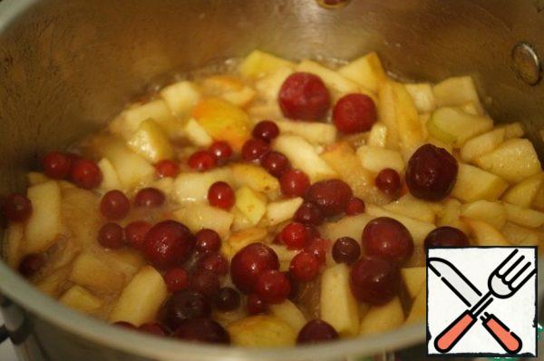 In a saucepan pour the brandy, pour the apples. Add spices, honey, butter, a spoonful of flour. A few minutes to extinguish on a small fire. The liquid should evaporate slightly, and the Apple mixture should thicken. Add cranberries (can be frozen) and nut crumbs. Sweetness adjust to taste, you can add more honey.