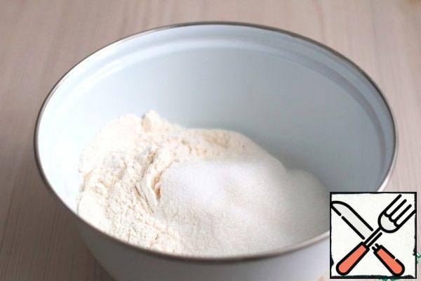 In a bowl, combine the dry ingredients: Flour (300 gr.), salt (1/2 teaspoon), sugar (100 gr.). All the ingredients mix well.