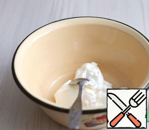 In a separate bowl add sour cream (150 gr.), soda (1/2 teaspoon).