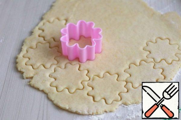 Next, roll out the cold dough into a layer 5-6 mm thick. cut out shaped products with a Cutout for making cookies.