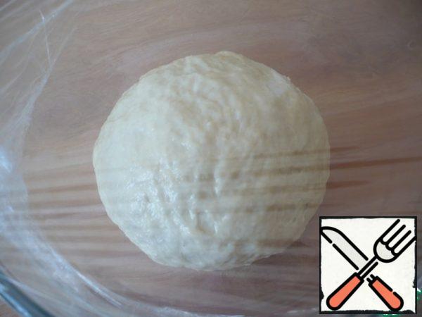 Put the dough in a bowl greased with vegetable oil. Tighten the bowl with cling film and put the dough in a warm place for one hour.