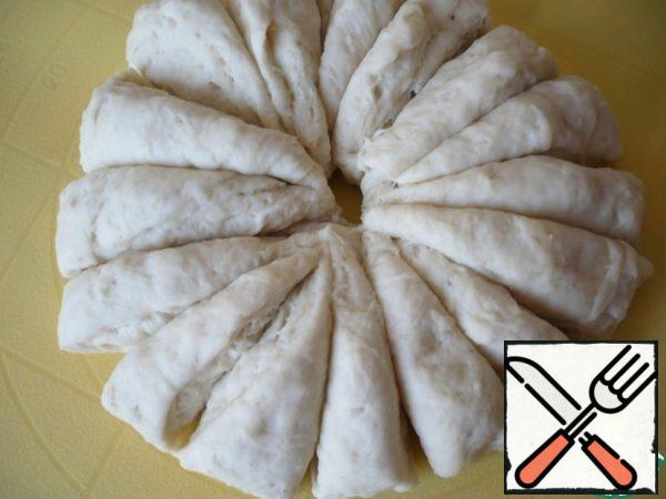 After proofing, the dough becomes smooth and elastic. Divide it into 16 parts.

