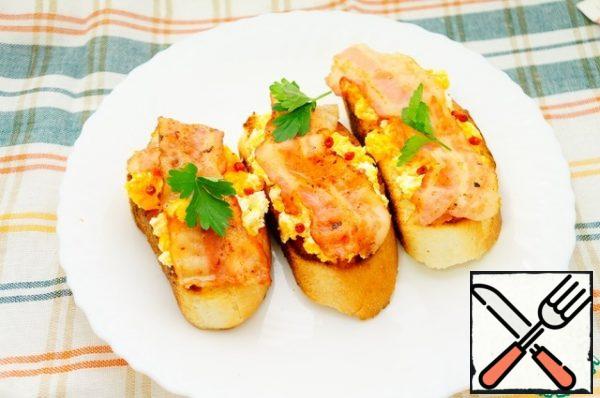 Grease the bread with pumpkin-cheese mass, add pink pepper if desired, cover with fried bacon.
Serve immediately.