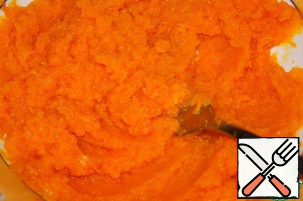 Pumpkin cut into small pieces and bake in the microwave. Take puree.