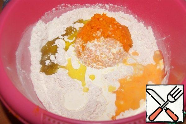 Mix flour with yeast, salt and sugar. Add butter, pumpkin, egg and cream.