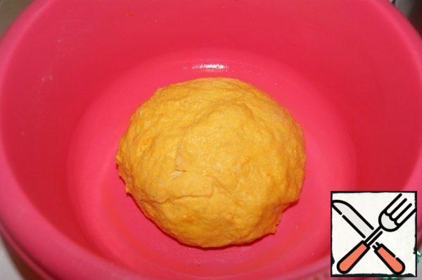 Knead the dough and place it in a greased container. Put in a warm place for 40 minutes.