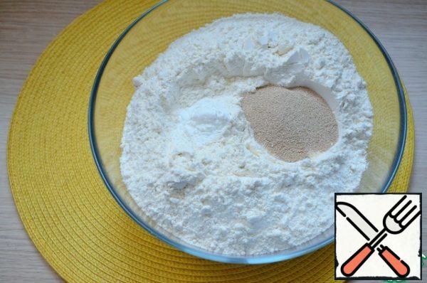 In a bowl, mix the dry products for the dough -
flour, milk powder, baking powder, yeast.
