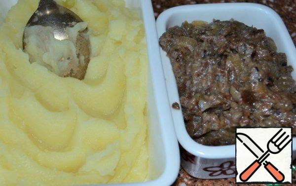 In advance cooked toppings-potato puree
and fried mushrooms with onions and peppers.
Mushrooms grind in a blender or finely chopped.
The filling to cool.