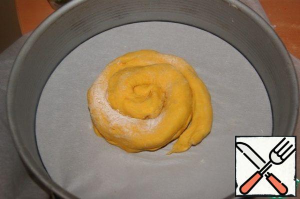 Cover the mold with a diameter of 26 cm (if there is more, then 30-32 cm) with baking paper. Starting from the center, twist the "tube" with a snail seam down.
PS. I twisted it very tight, it's better to do it with a small distance so that the boundaries of the twisted dough are more clearly defined when lifting!
