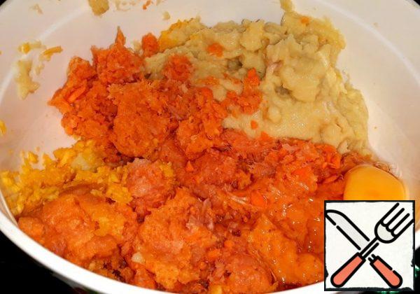 In a meat grinder, we chop chicken fillet, pork,
pumpkin, carrots, potatoes, onions and garlic. Sprinkled
with salt, pepper and beaten egg. Seasonings can be added to the filling
to taste.
