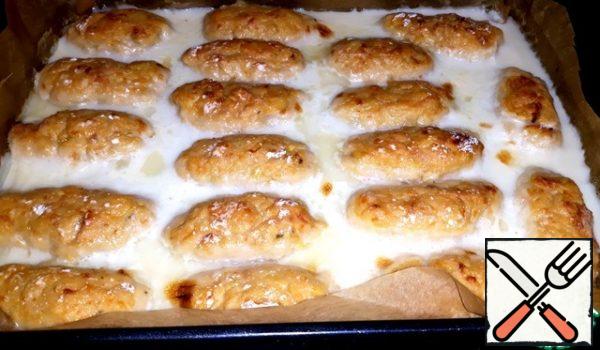 Spread parchment paper on a baking
sheet and pour oil over it. Spread out the cutlets and
put them in a preheated 200 degree oven.
While the cutlets are baking, prepare the sauce.
In a bowl, pour cream, milk and put soft
cheese. You can add any spices and seasonings.
Mix the sauce well. After 10 minutes, I took the cutlets
out of the oven, poured the sauce over them and
put them to bake again. Reduce the temperature
to 180 degrees and bake for another 20 minutes
until ready. Cutlets can be sprinkled
with grated hard cheese.
