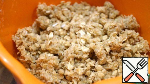 Prepare the topping for crumble. Flour, oats, sugar, cinnamon and nuts with your fingers mix with the softened butter until the butter crumbles. The number of ingredients is also conditional. You can always add more sugar, nuts or oatmeal.