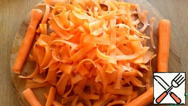 Peel the carrots and cut into long slices with a peeler.