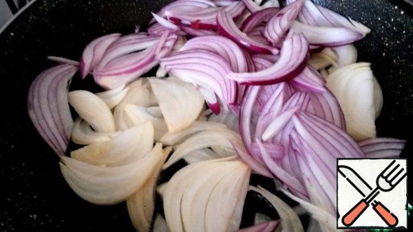 Begin to fry the onion in vegetable oil.