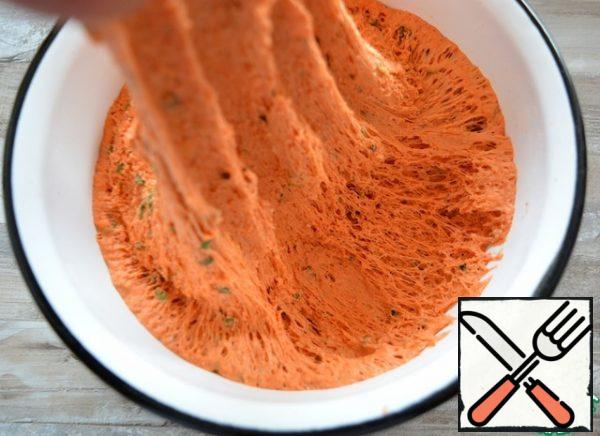 During this time, the dough will have to rise repeatedly, decoy it right in the bowl 3-4 times.
