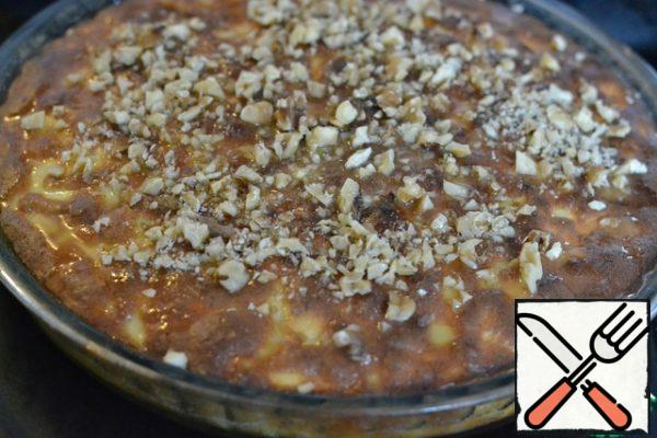 Pour hot pie filling, sprinkle with ground nuts and bake the cake for another 10 minutes at 220°C