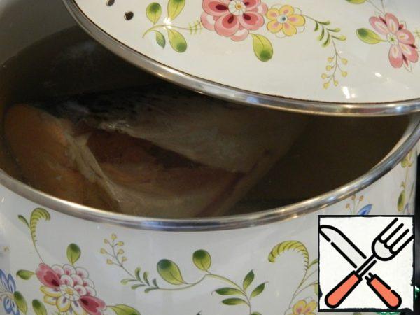 Wash the fish, clean it, remove the gills. We put it to boil from the moment of boiling for 15 minutes.
