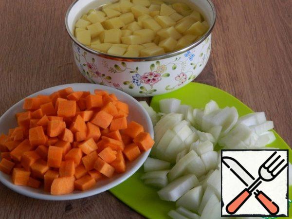 At this time, peel the vegetables. Potatoes, onions and carrots cut into cubes.