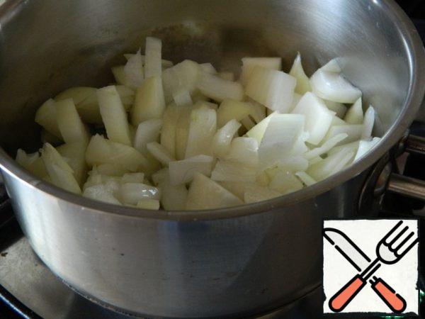Onions lightly fry in butter.