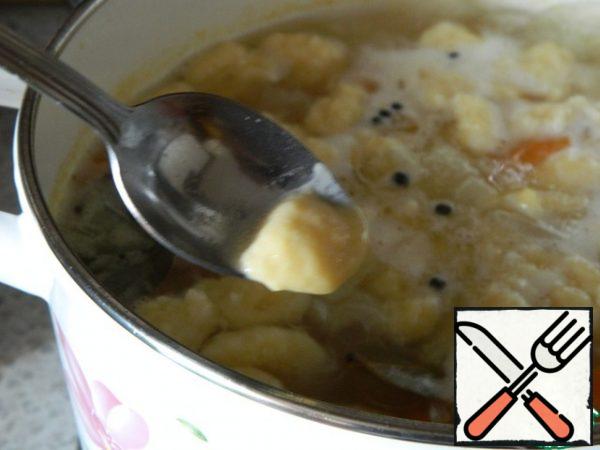 Broth put on a small fire. Drop in 1/4 teaspoon of dough, pre-dipping a spoon in cold water. Take the dough directly on the tip of a spoon, so that the dumplings are tiny, when they get into the broth, they increase somewhat in size.