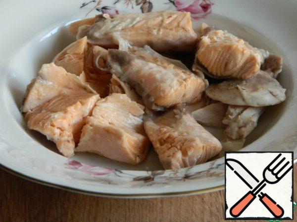Separate the fish from the bones, finely chop it and put it in the soup.
