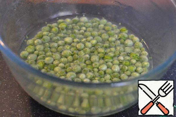 Pour this hot water in a separate bowl of frozen green peas.