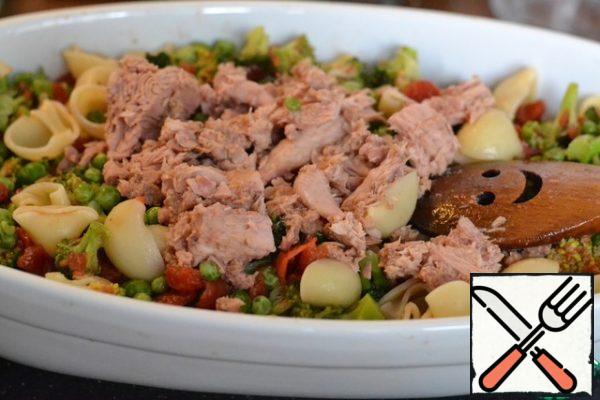 Put in a greased baking dish.
Put the tuna along with the juice.