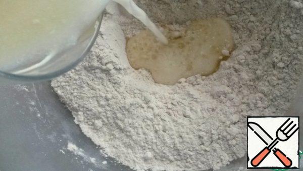 Pour the flour into the hole.
