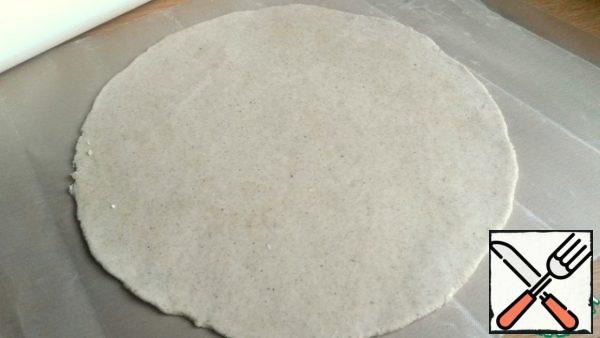 Then roll out in a thin circle-27 cm Flour is not under the dust, the dough is not sticky.