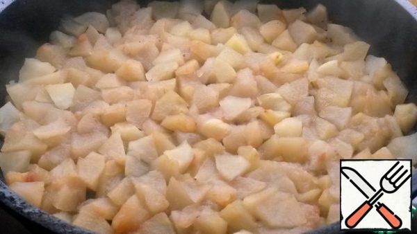 Peel the apples. Cut into pieces, sprinkle with lemon juice and sprinkle with sugar. Put 350 g of apples in a frying pan in a peeled form.
