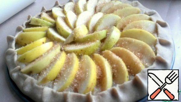 Place the apple slices on top. Fill the entire top. Sprinkle with sugar to get a caramel crust.
