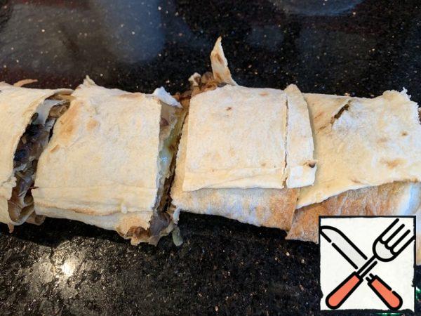 Roll the pita bread into a roll and cut it across into small pieces.
