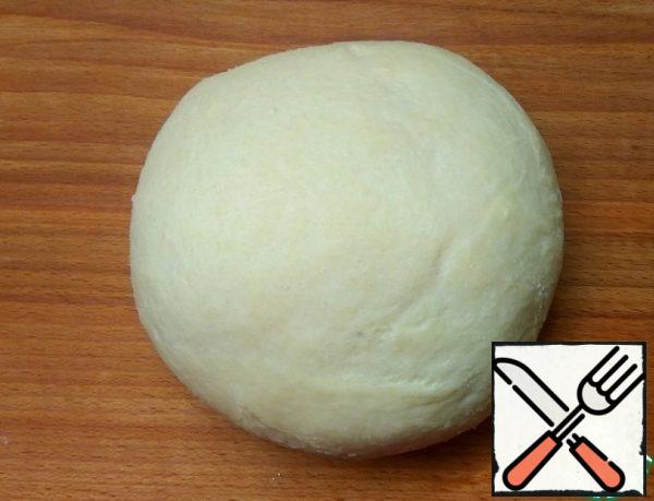 To the flour add salt, mix well.
Add water and vegetable oil. Knead a non-sticky, soft dough. Place in polyethylene for 20 minutes.