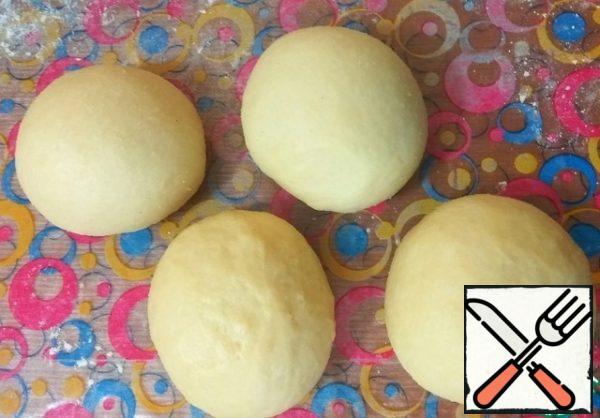 Divide the dough into 4 parts.
