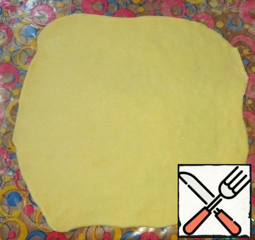 Roll out each part of the dough into a layer 5 mm thick.