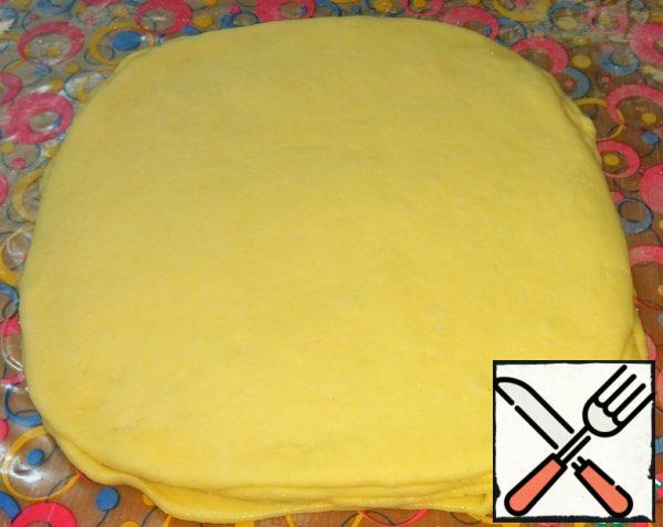 Cover with the second rolled dough. Roll a little with a rolling pin.
Then again brush with butter and sprinkle with sugar.
So to put all the dough layers.
The last layer of dough on top do not sprinkle with sugar and do not lubricate with oil. Roll with a rolling pin.