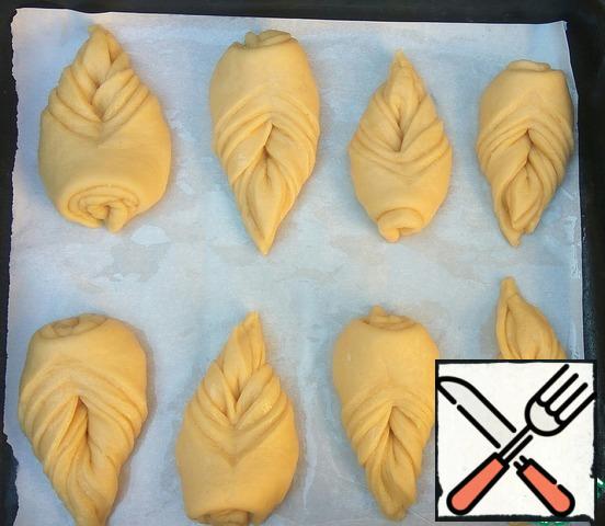 Formed buns put on a baking sheet, leave to proofing for 20 minutes.
Grease with egg and bake at 180 degrees for 25-30 minutes until Golden.