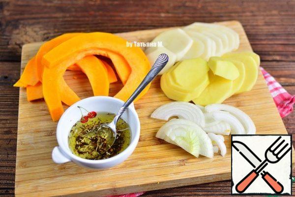 Prepare the dressing by mixing the oil with garlic through a press, herbs and salt.
Vegetables cut into thin slices, onion-half rings.