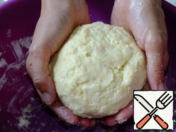 The ingredients for the dough should be cold. All quickly mix, dough is obtained a bit sticky. If necessary, adjust the amount of flour. Refrigerate for 30 minutes.