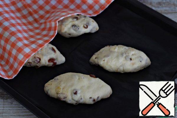 Spread (seam side down) pies-buns on a baking sheet, proteiny baking paper or Teflon Mat.