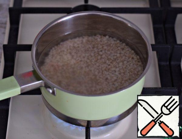I pour the pearl barley with boiling water again and cook over moderate heat without a lid. Stir occasionally so that the pearl barley does not burn. After 15-17 minutes, the porridge will be ready. The cooking time, of course, depends on the cereal itself. Sometimes you have to cook porridge for a couple of minutes longer.
I will not say that this is the most correct and fastest cooking option. You have the right to have your own way.
