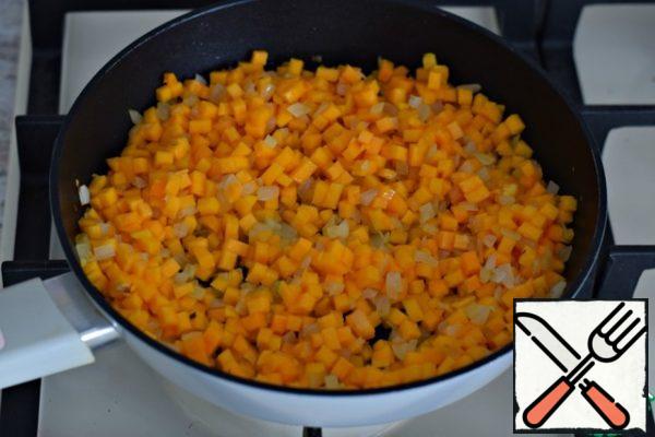 Add to the onions cut into small cubes pumpkin. Fry the vegetables until tender.
The weight of peeled vegetables is given.
